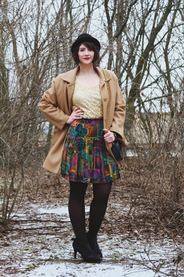 Swapping Holiday Styles w/ Mademoiselle Ruta | www.theoutfitrepeater.com hannah rupp the outfit repeater sequin holiday outfit idea christmas winter snow vintage
