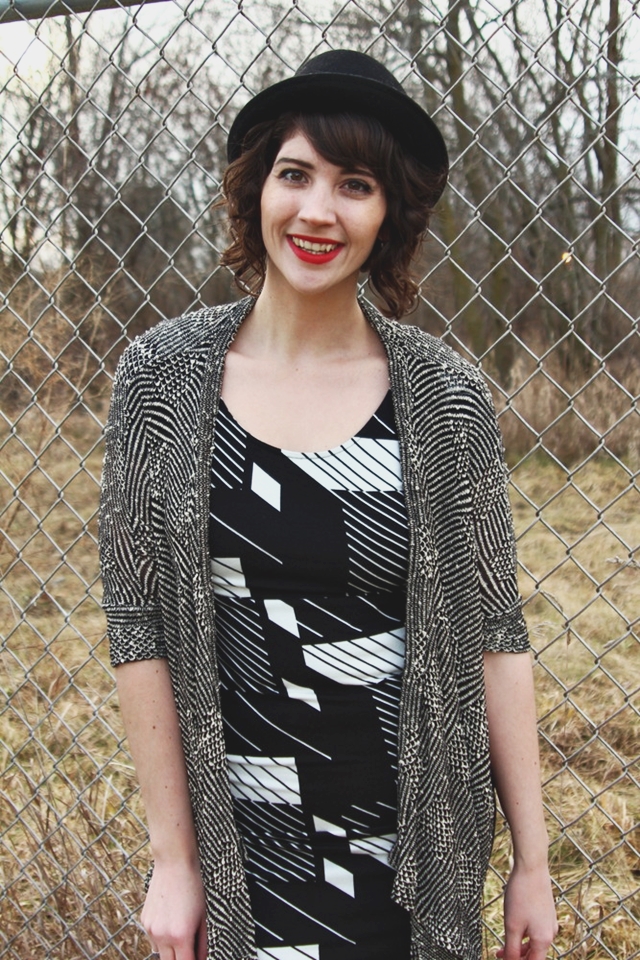 Can Comfy Be Cute? | Outfit | www.theoutfitrepeater.com black-patterned-outfit-03