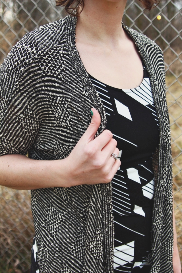 Can Comfy Be Cute? | Outfit | www.theoutfitrepeater.com black-patterned-outfit-04