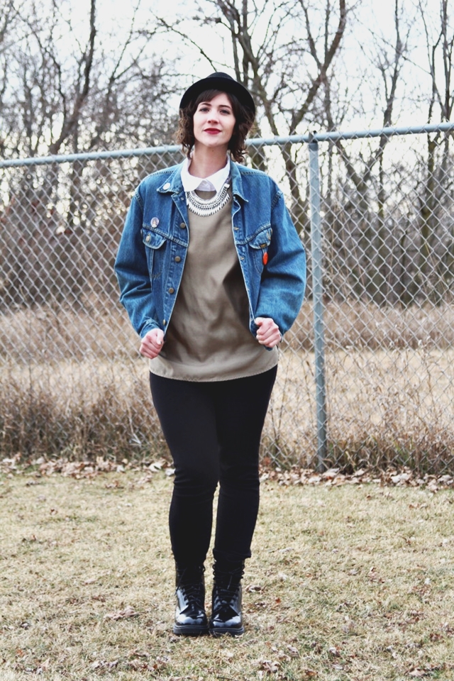 This Outfit Proves That Grunge Is Still Popular | www.theoutfitrepeater.com hannah rupp the outfit repeater jean jacket grunge outfit 1990s doc martens