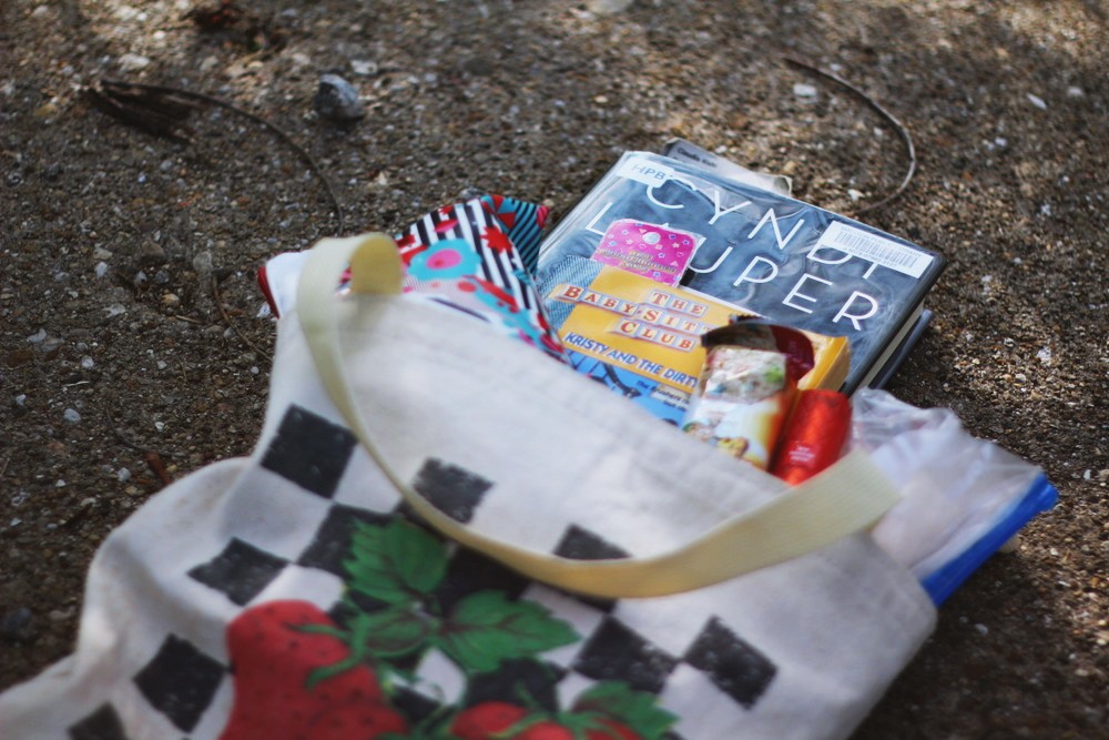 What's in my vintage strawberry tote bag? hannah rupp the outfit repeater