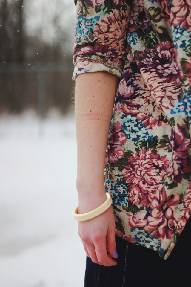 A Volcanic Ensemble | www.theoutfitrepeater.com Pretty In Pink inspired volcanic ensemble: thrifted floral blazer, cream colored 1980s bangle
