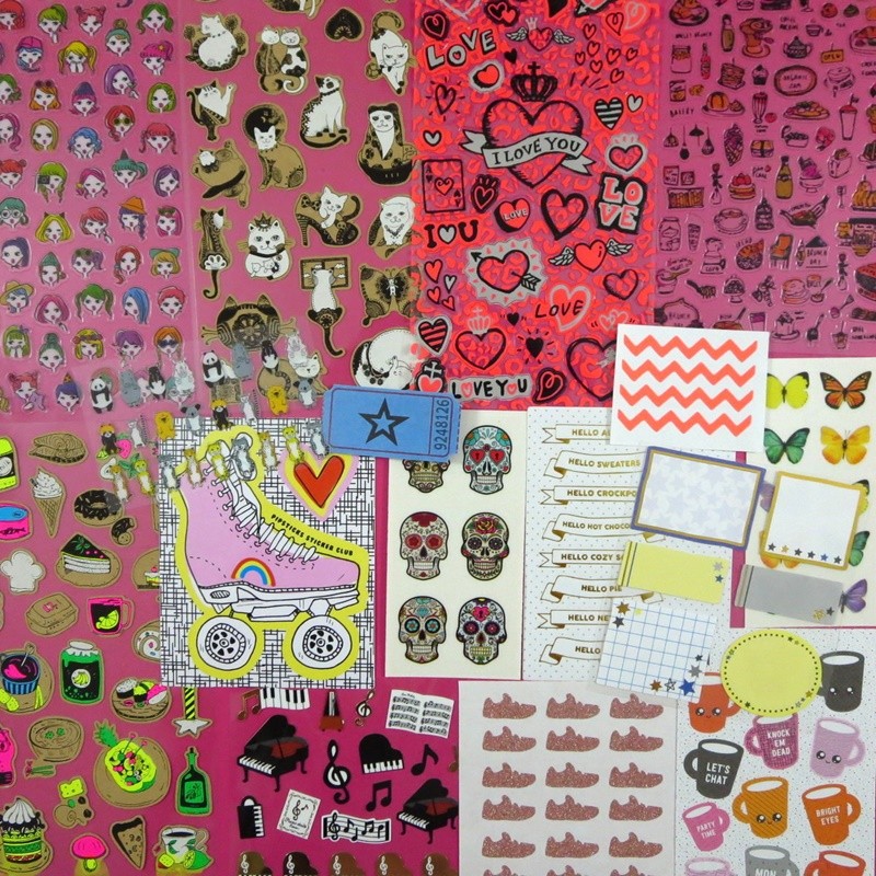 DIY Charm Bracelet Inspired By The 1980s | www.theoutfitrepeater.com the outfit repeater hannah rupp diy charm bracelet 1980s girl gift present sticker pipsticks sponsored fashion blogger