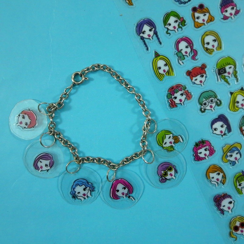 DIY Charm Bracelet Inspired By The 1980s | www.theoutfitrepeater.com the outfit repeater hannah rupp diy charm bracelet 1980s girl gift present sticker pipsticks sponsored fashion blogger