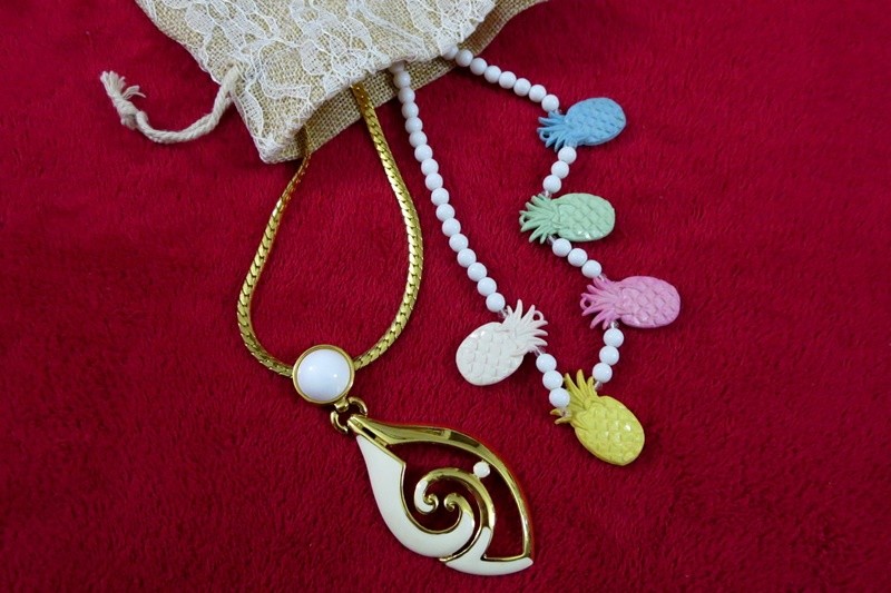 Vintage Subscription Box Reveal + Outfit | Redbird Vintage Box | www.theoutfitrepeater.com hannah rupp the outfit repeater vintage subscription box service monthly redbird 1980s