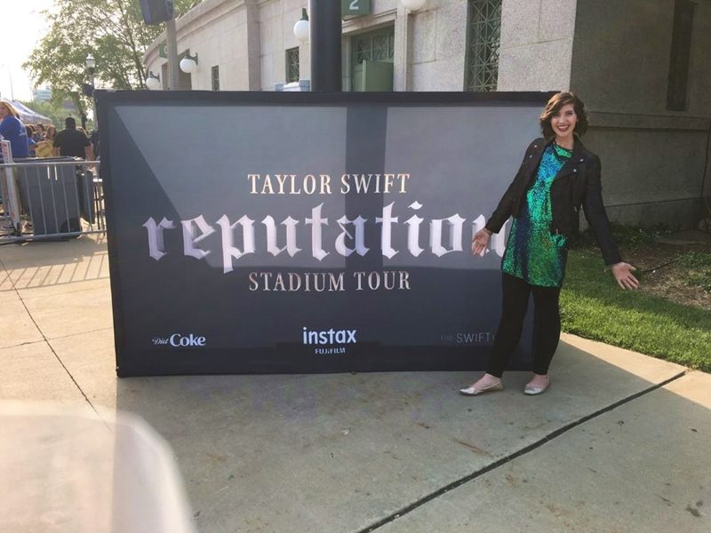taylor swift concert reputation tour chicago, il 2018 rain hannah rupp the outfit repeater