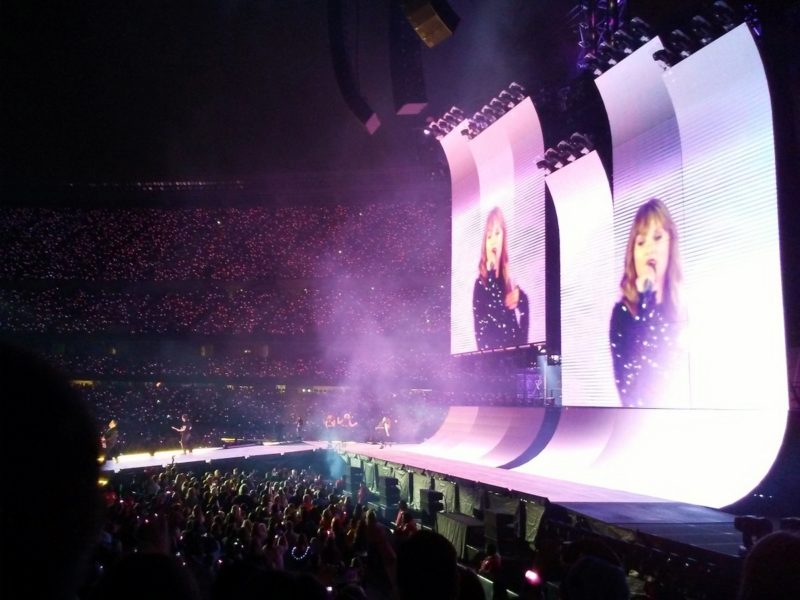 taylor swift concert reputation tour chicago, il 2018 rain hannah rupp the outfit repeater