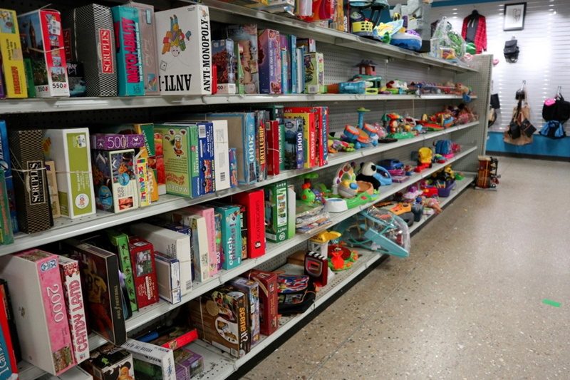 Thriftin' Through Wisconsin: A Vinny's Odana Review | Madison | www.theoutfitrepeater.com madison wisconsin thrift store review vinnys odana hannah rupp the outfit repeater