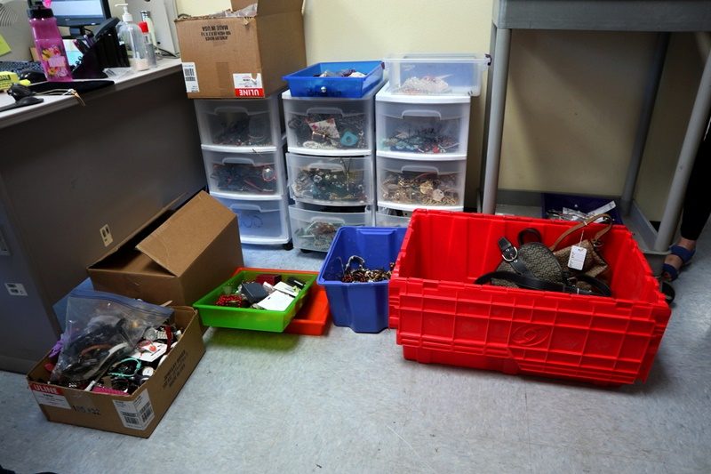 shop goodwill online thrift secondhand website hannah rupp the outfit repeater